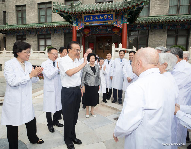 رئيس مجلس الدولة الصيني يشدد على بذل الجهود لحماية صحة الشعب