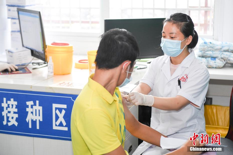 تطعيم 95 مليون مواطن صيني أعمارهم من 12 إلى 17 عاما ضد 