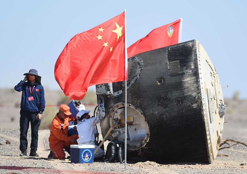 رواد المركبة الفضائية شنتشو-12 الصينيون يعودون إلى الأرض بسلام