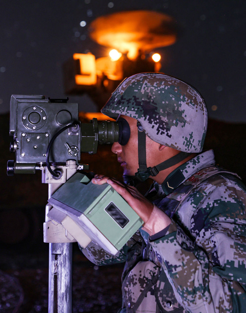 بالصور: تدريبات ليلية للجيش الصيني بالرصاص الحي في تشنغدو