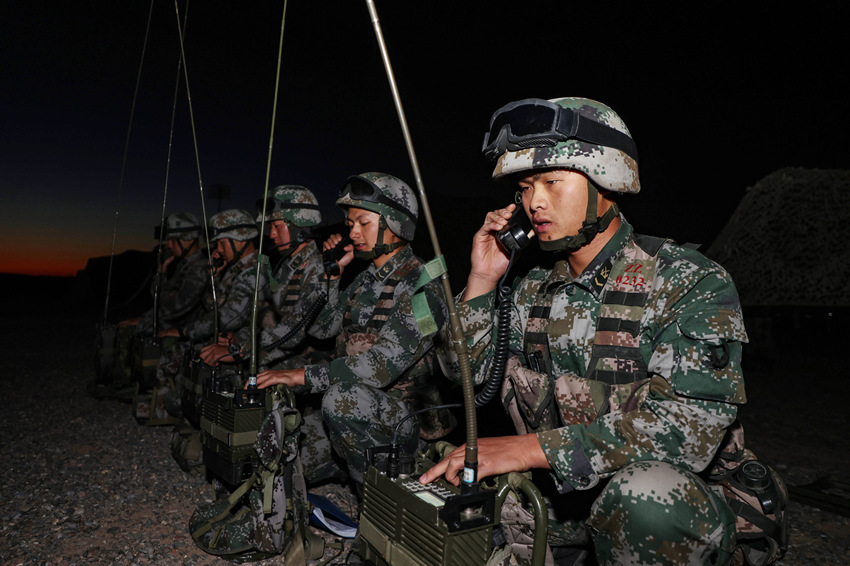 بالصور: تدريبات ليلية للجيش الصيني بالرصاص الحي في تشنغدو