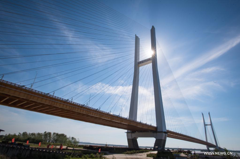 افتتاح جسرين جديدين فوق نهر اليانغتسي أمام حركة المرور في مقاطعة هوبي بوسط الصين