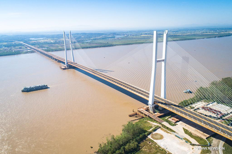افتتاح جسرين جديدين فوق نهر اليانغتسي أمام حركة المرور في مقاطعة هوبي بوسط الصين