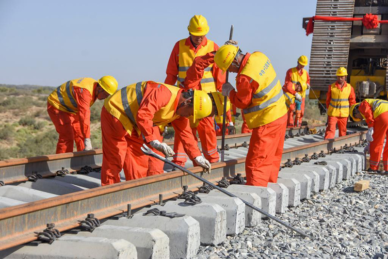 اكتمال أعمال مد خط سكة حديد رئيسي في منطقة شينجيانغ الصينية