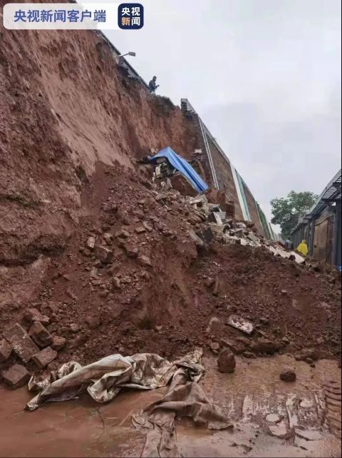 الامطار الغزيرة تدمر جدار بلدة بينغياو القديمة فى الصين