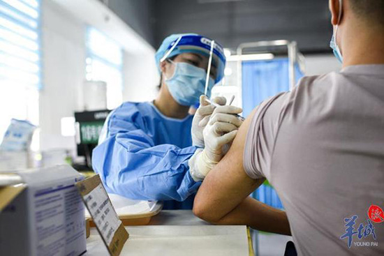 الصين تُطلق التطعيم بـ 