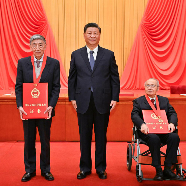 شي يقدم أعلى جائزة صينية في مجال العلوم لمصمم طائرات وخبير نووي