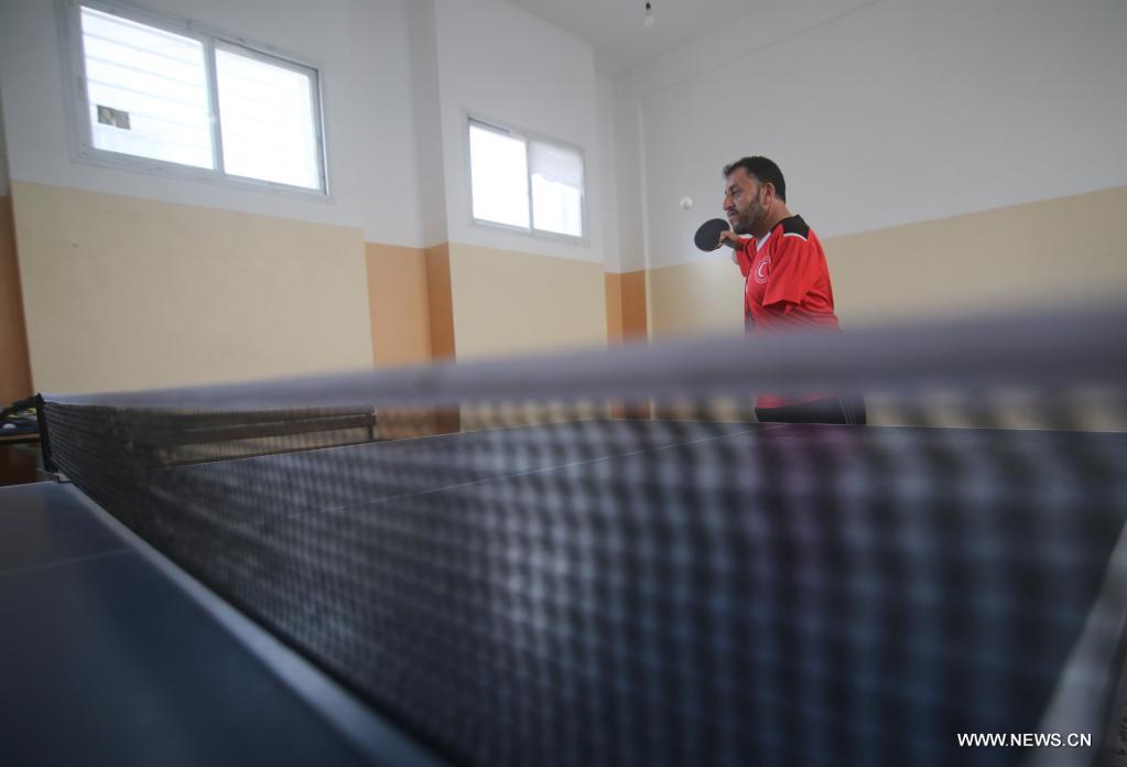 لاعب كرة طاولة فلسطيني يعاني من إعاقة في يديه