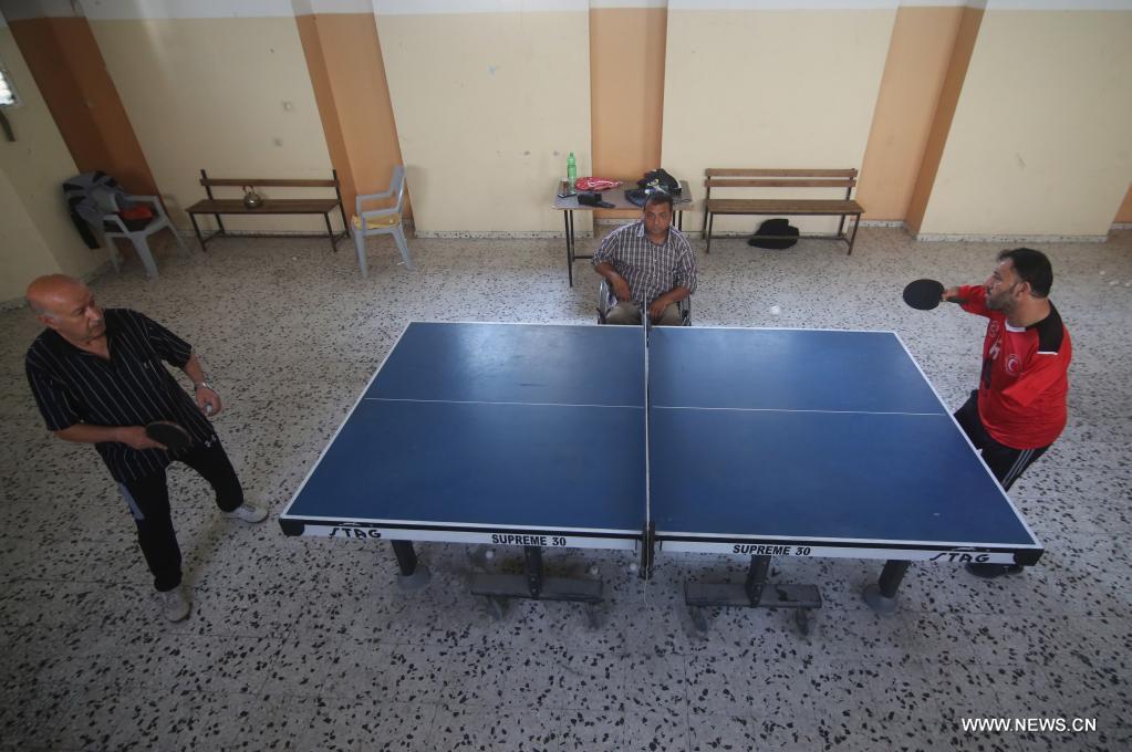 لاعب كرة طاولة فلسطيني يعاني من إعاقة في يديه