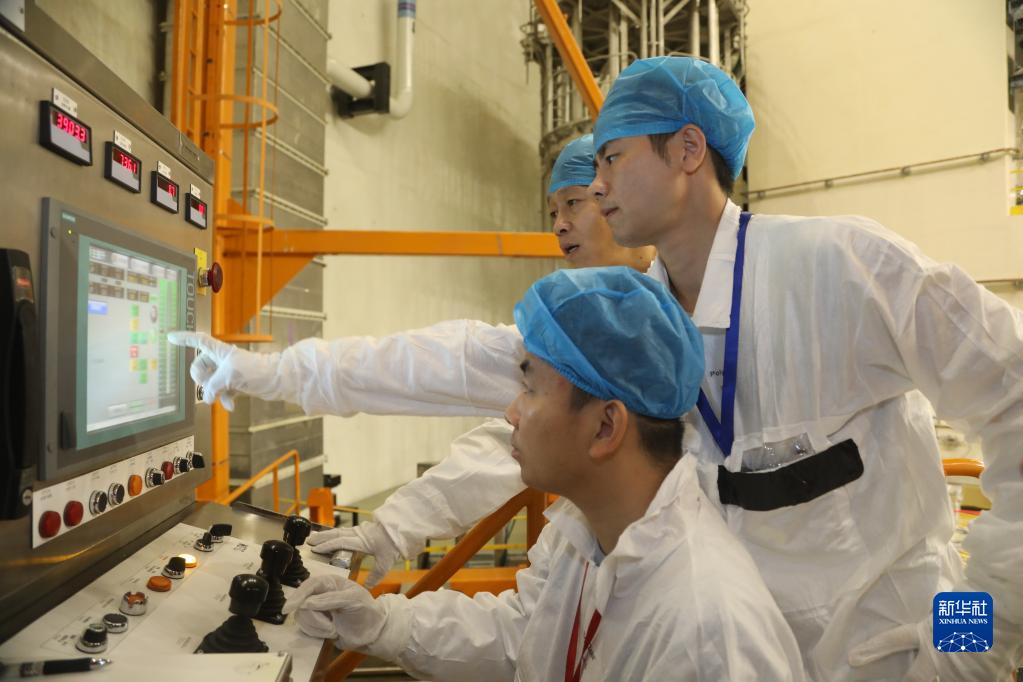 الصين تزود وحدة نووية مجهزة بمفاعل محلي الصنع بالوقود