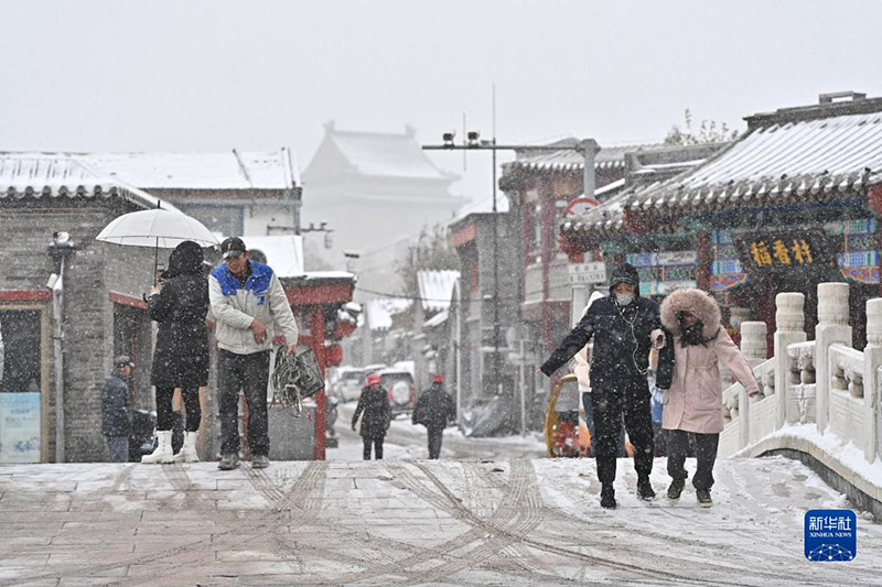 العواصف الثلجية تُعرقل حركة المرور في أول هطول ثلجي في بكين العام الجاري