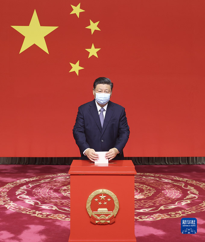 شي يدلي بصوته في انتخابات تشريعية محلية في بكين