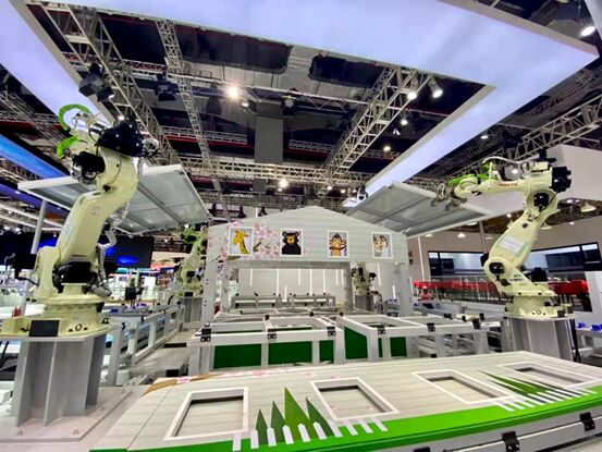 4 نوفمبر 2021، 4 روبوتات لشركة التصنيع الذكية اليابانية ناتشي فوجيكوشي في معرض الصين الدولي للاستيراد الرابع، وهم يقومون بعمليات البناء. جو يونبينغ/ صحيفة الشعب اليومية