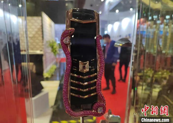 فيرتو تعرض هاتفا بـ 2.89 مليون يوان في معرض الصين الدولي للاستيراد
