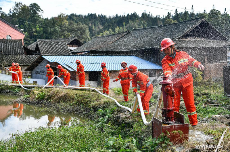 فريق إطفاء من النساء في قرية جبلية بمقاطعة جنوب غربي الصين