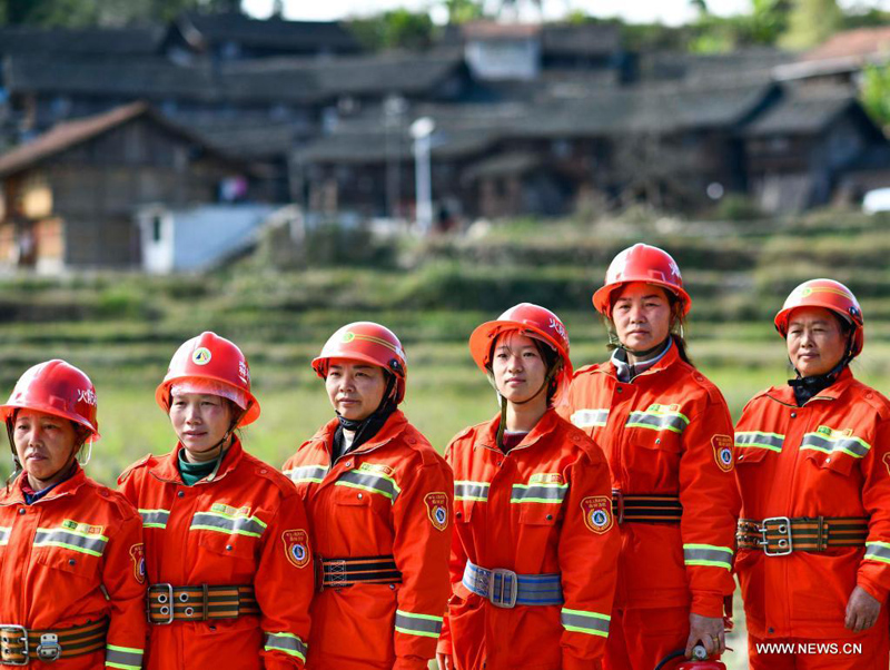 فريق إطفاء من النساء في قرية جبلية بمقاطعة جنوب غربي الصين