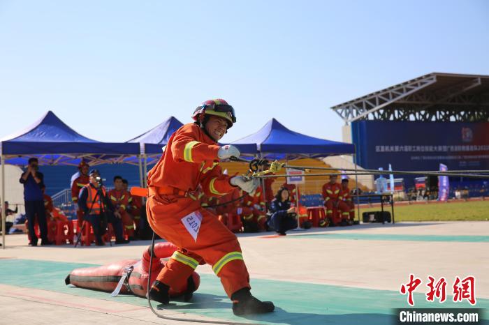 300 رجل إطفاء يشاركون في مناورة إنقاذ في مقاطعة قوانغشي