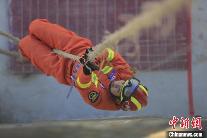 300 رجل إطفاء يشاركون في مناورة إنقاذ في مقاطعة قوانغشي