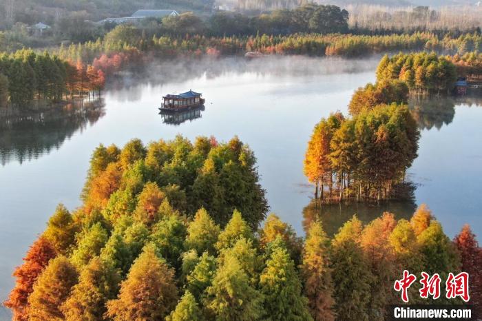 ألوان الخريف تحاكى أجواء الطبيعة الملهمة في بحيرة تيانتشوان بمقاطعة جيانغسو