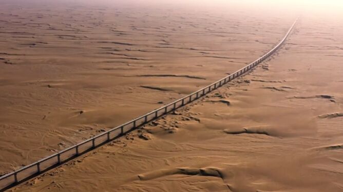 الصورة مروعة للغاية! خط سكك حديد يعانق صحراء تاكليماكان  