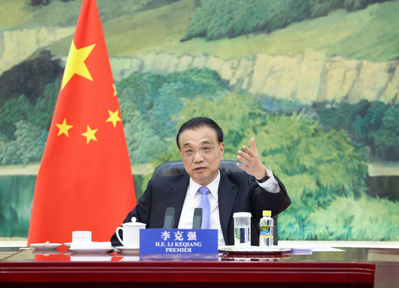 رئيس مجلس الدولة الصيني يتعهد بتوسيع الانفتاح بثبات