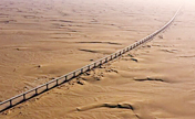 الصورة مروعة للغاية! خط سكك حديد يعانق صحراء تاكليماكان