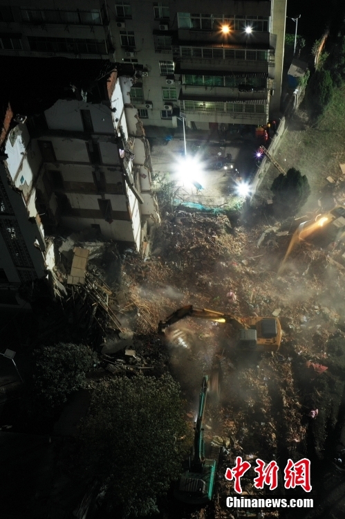 مقتل 4 أشخاص في انهيار جزء من مبنى سكن للموظفين في شرقي الصين