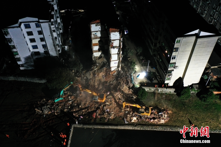 مقتل 4 أشخاص في انهيار جزء من مبنى سكن للموظفين في شرقي الصين