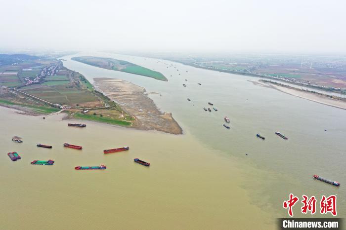 تقاطع نهر اليانغتسي وبحيرة بويانغ يبرز الجمال الطبيعي للوني النهر والبحيرة