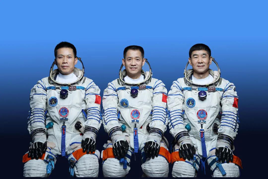 الصين تمنح رواد فضاء مهمة شنتشو-12 ميداليات