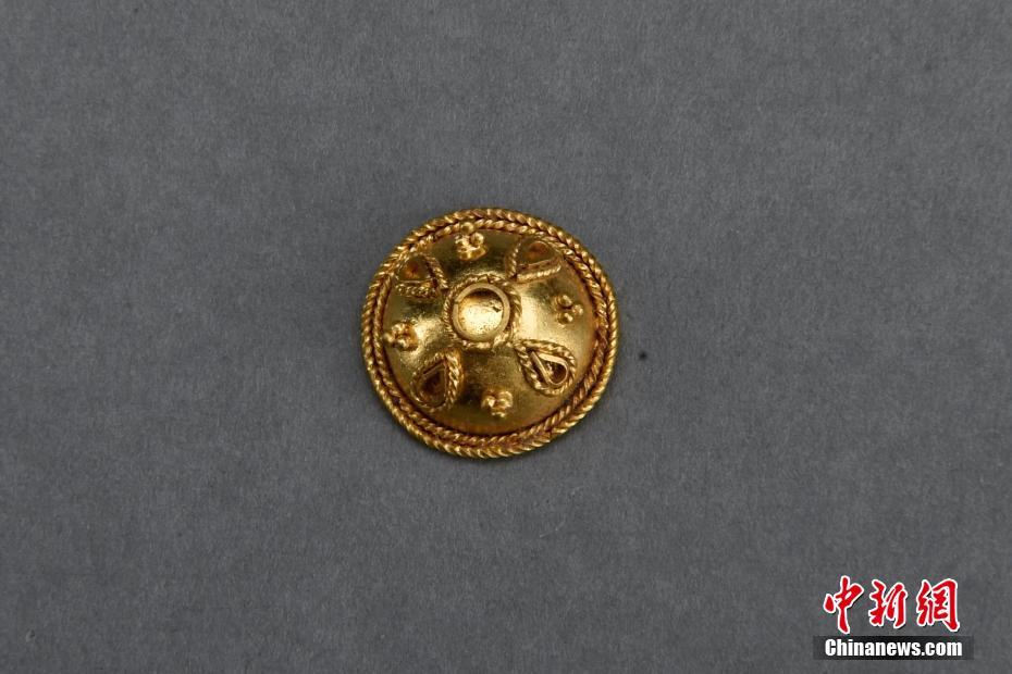 اكتشاف حلي ذهبية في قبر قديم بمقاطعة شنشي شمال غربي الصين