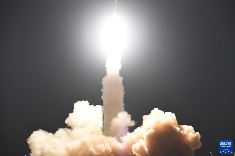 الصين تطلق قمرا صناعيا جديدا عبر صاروخ حامل من طراز 