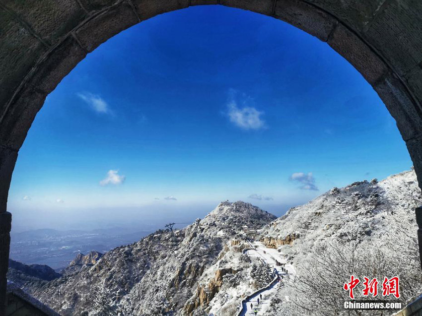 رأس الجبال الخمسة بعد تساقط الثلج .. تحفة رسمتها الطبيعة في الصين