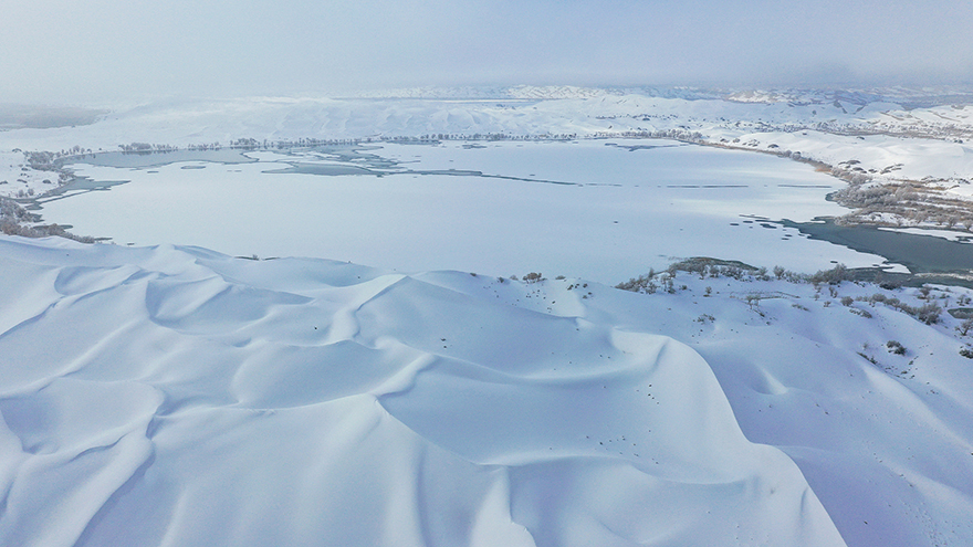 مشاهد نادرة لصحراء تاكليماكان وهي مغطّاة بالثلوج