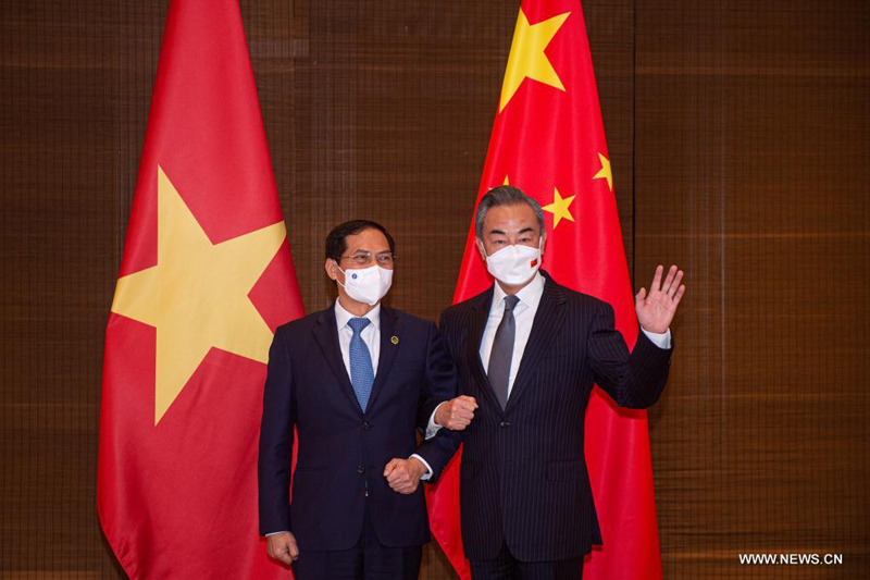 وزير الخارجية الصيني يتعهد بتدعيم العلاقات مع فيتنام