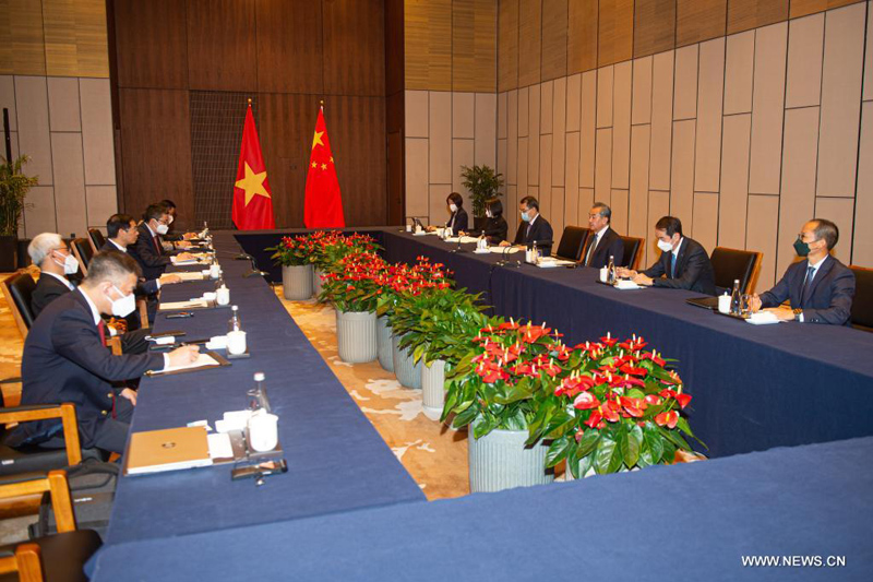 وزير الخارجية الصيني يتعهد بتدعيم العلاقات مع فيتنام