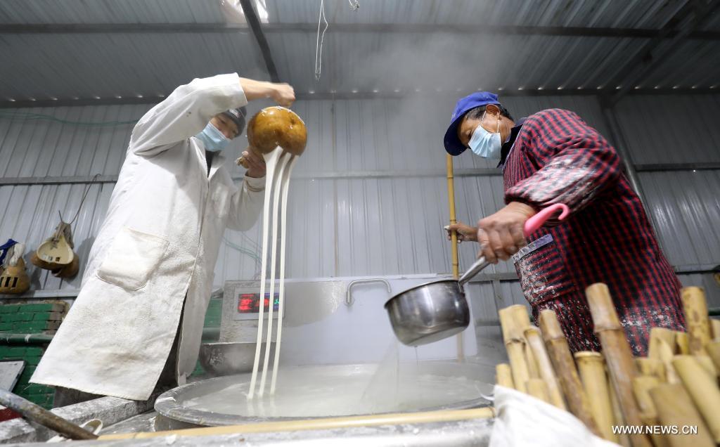 انتاج شعيرية البطاطا الحلوة في شمالي الصين