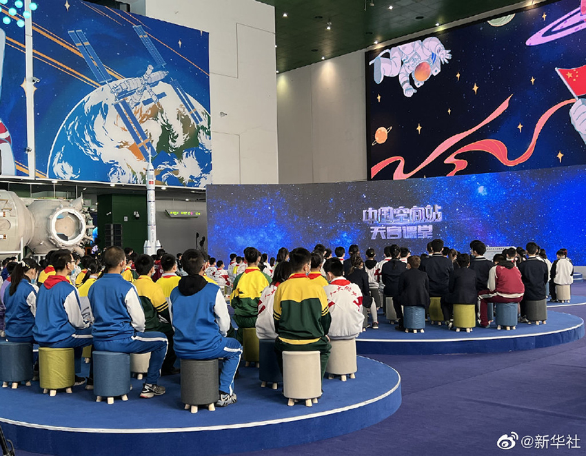 رواد فضاء صينيون يلقون محاضرة من الفضاء