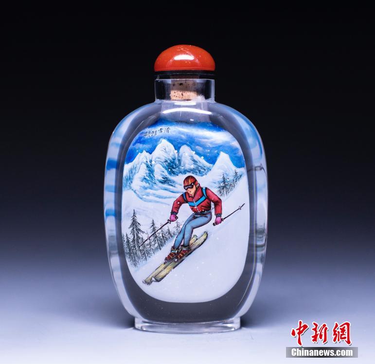 الرسم داخل الزجاجة ..  فكرة فنية للترحيب بالالعاب الأولمبية الشتوية