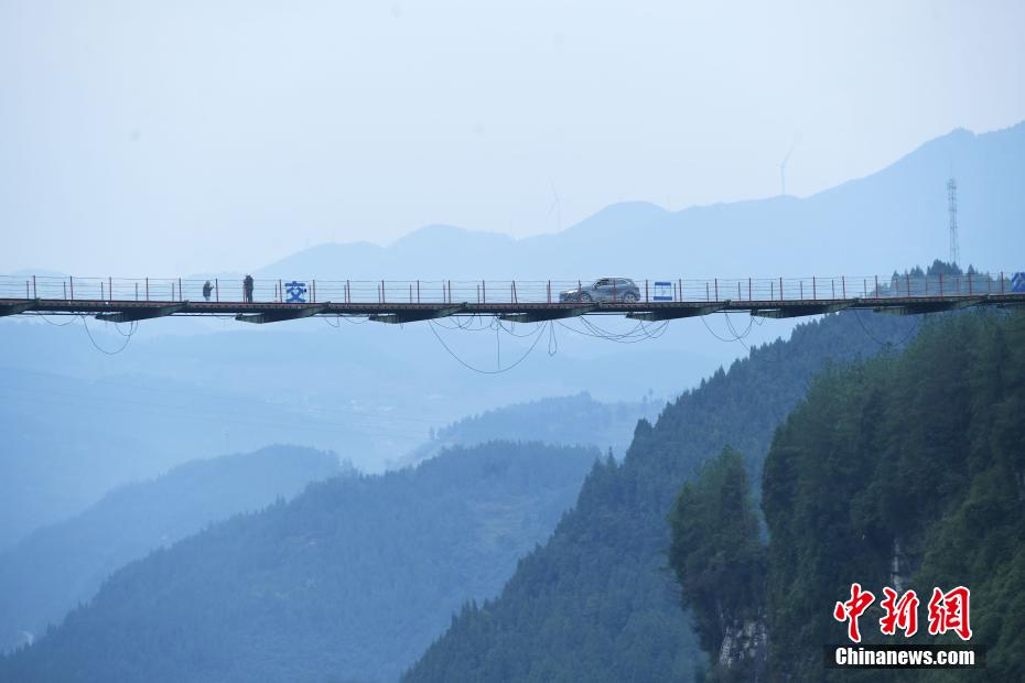 سيّارات شحن تمر فوق جسر الحبال بتشونغتشينغ 
