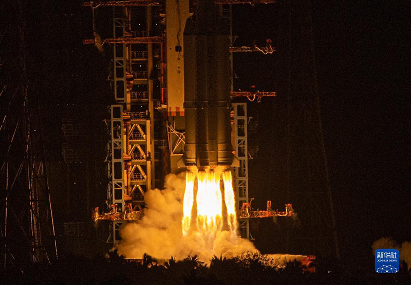 الصين تطلق قمرين صناعيين جديدين إلى الفضاء