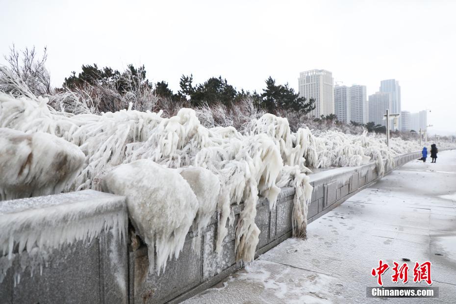 مناظر جليدية خرافية تظهر على شواطئ مدينة ويهاي