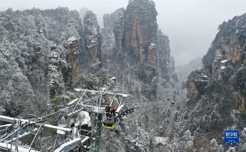 دوريات تفقد عالية الارتفاع تحت الثلج في جبال منتزه تشانغجياجيه