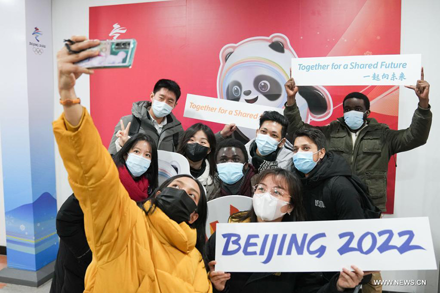 متطوعون يشاركون في برنامج تدريبي قبل أولمبياد بكين الشتوية 2022