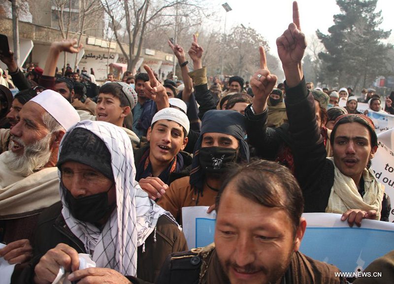 الأفغان ينزلون إلى الشوارع للتنديد بتجميد الولايات المتحدة للأصول