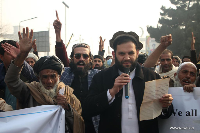 الأفغان ينزلون إلى الشوارع للتنديد بتجميد الولايات المتحدة للأصول