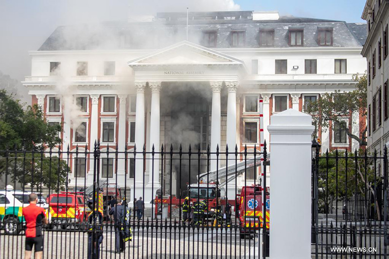 السيطرة بشكل جزئي على حريق شب في مقر برلمان جنوب إفريقيا
