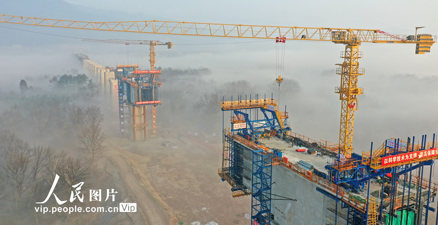 تشجيانغ: أعمال بناء جسر شيانجيو لسكة حديد هانغتشو- ونتشو تتقدم تحت الغيوم
