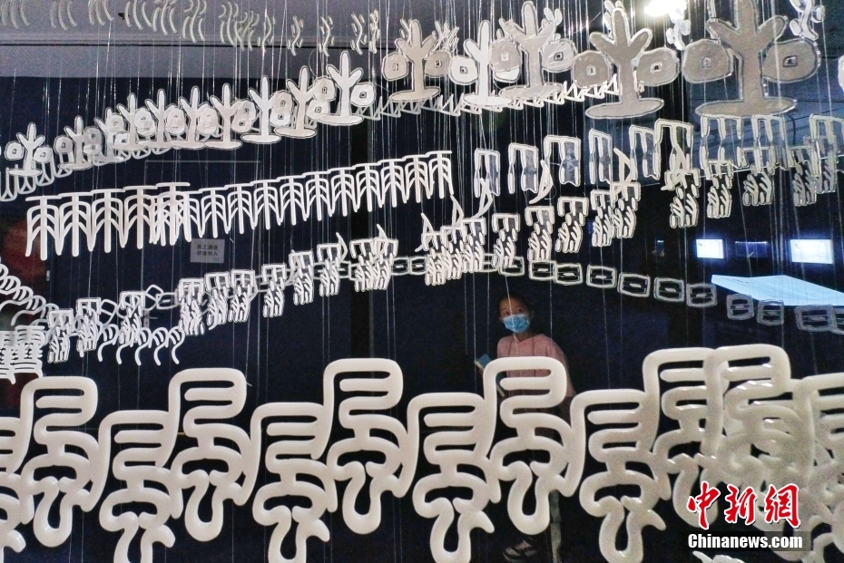 معرض إبداعي للأحرف الصينية القديمة المنقوشة على العظام