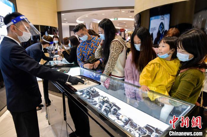 مبيعات متاجر السوق الحرة تنعش الاستهلاك السياحي خلال عطلة العام الميلادي الجديد في هاينان بجنوبي الصين